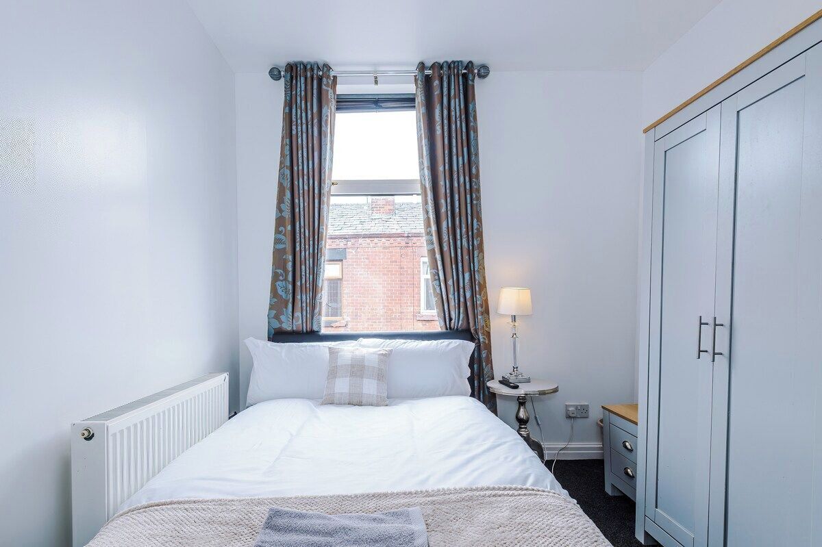 4 bedrooms, iron/ironing board, internet, bed sheets
