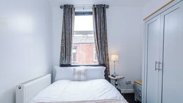4 bedrooms, iron/ironing board, internet, bed sheets