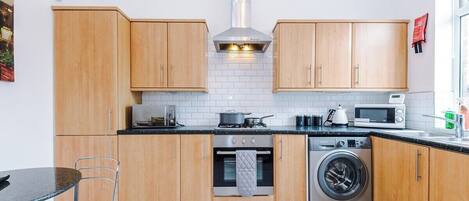 Køleskab, mikrobølgeovn, ovn, kogeplade