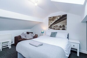 4 bedrooms, iron/ironing board, internet, bed sheets