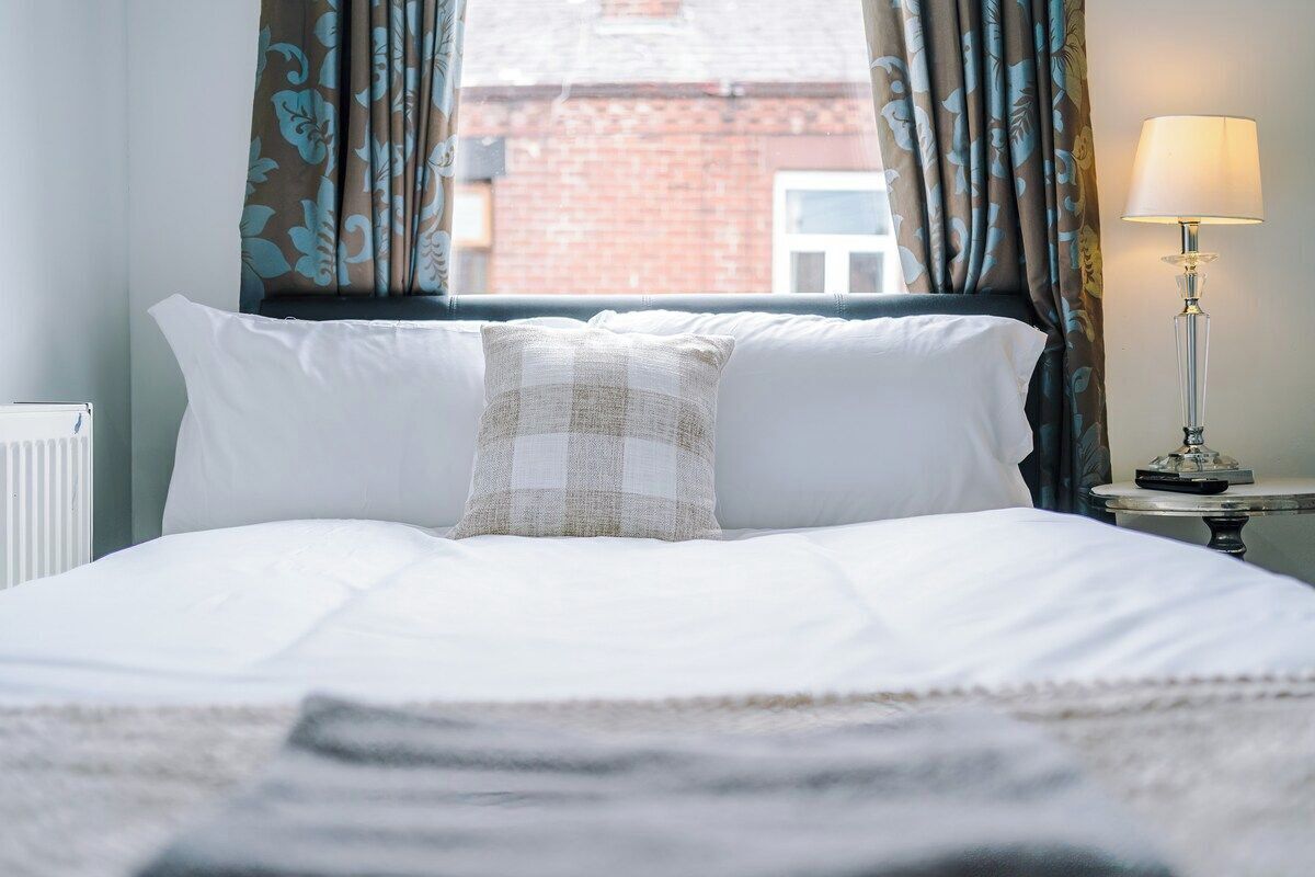 4 bedrooms, iron/ironing board, internet, bed sheets