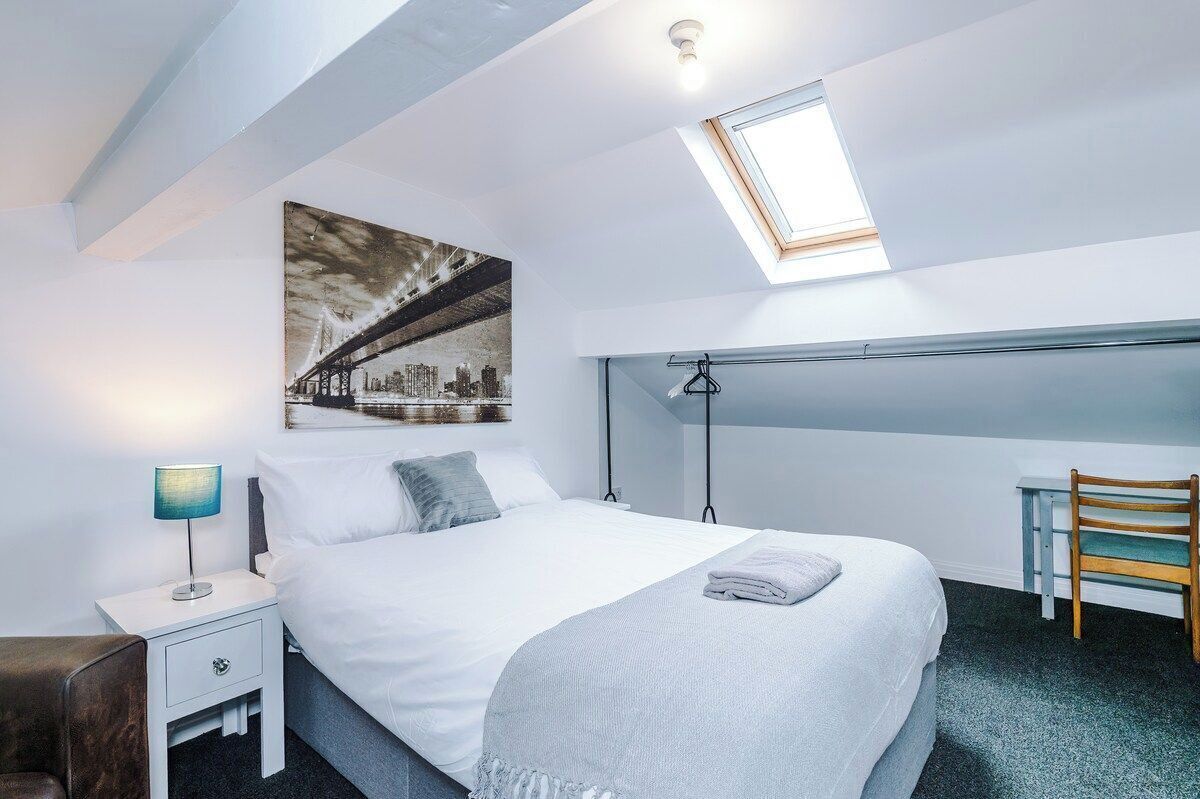 4 bedrooms, iron/ironing board, Internet, bed sheets