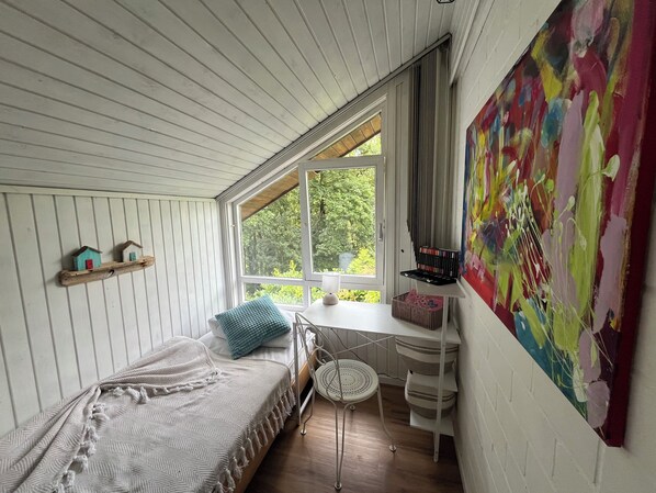 3 bedrooms, desk, travel cot, free WiFi