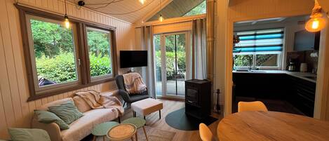 Smart-TV, Kamin, Bücher