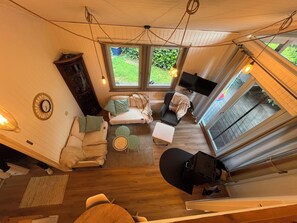 تلفزيون ذكي، مدفأة، كُتُب