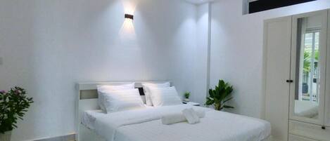 Bureau, espace de travail pour ordinateur portable, Wi-Fi gratuit