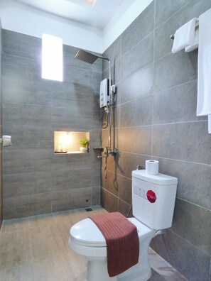 Shower, hair dryer, slippers, towels - Kampot Origin Guesthouse (Kampot)