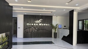 A reception area with a modern design, featuring a marble floor and a reception desk with a computer monitor. - Luxury apartment with rooftop, games room, 5 min from the beach (Dakar)