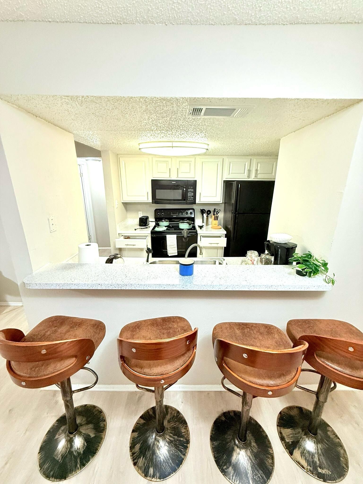 Kjøleskap, mikrobølgeovn, ovn og kokeplater