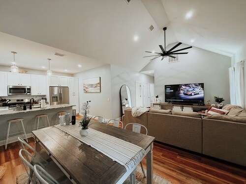 Chic Family - Friendly 3BR Home w/ Pool, Hot Tub & Fire pit near Parris Island