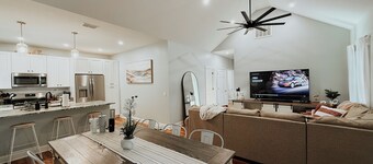 Chic Family - Friendly 3BR Home w/ Pool, Hot Tub & Fire pit near Parris Island