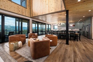 Dining - LUXURY NEW CONSTRUCTION! Mountain Horizon–Pool, Spa, Sports Court, Golf, Views (Sevierville)