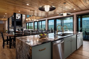 Dining - LUXURY NEW CONSTRUCTION! Mountain Horizon–Pool, Spa, Sports Court, Golf, Views (Sevierville)