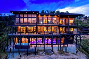 Exterior - LUXURY NEW CONSTRUCTION! Mountain Horizon–Pool, Spa, Sports Court, Golf, Views (Sevierville)