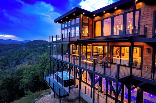 LUXURY NEW CONSTRUCTION! Mountain Horizon–Pool, Spa, Sports Court, Golf, Views