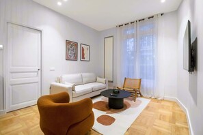 TV - Appartement 2BR avec terrasse & climatisation (Paris)