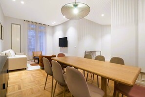 Dining - Appartement 2BR avec terrasse & climatisation (Paris)