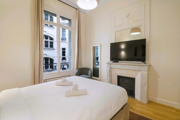 2 bedrooms, iron/ironing board, WiFi, bed sheets