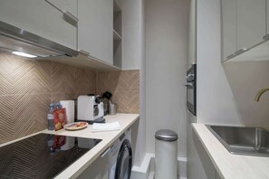 Kühlschrank, Ofen, Herdplatte, Wasserkocher mit Kaffee-/Teezubehör