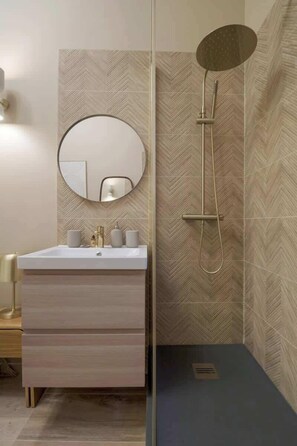 Dusche, Haartrockner, Handtücher