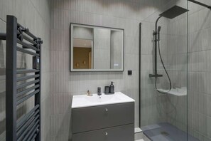 Douche, séchoir à cheveux, serviettes fournies, shampooing
