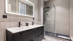 Shower, hair dryer, towels, shampoo