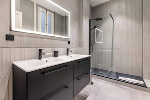 Shower, hair dryer, towels, shampoo