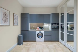 Fridge, oven, stovetop, dishwasher