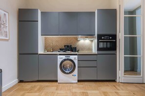 Fridge, oven, stovetop, dishwasher