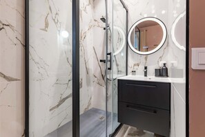 Shower, hair dryer, towels, shampoo - Spacieux & élégant 2BR climatisé – Trocadéro (Paris)
