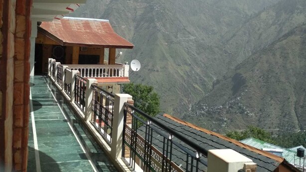 Un balcón con vistas a un paisaje montañoso.
