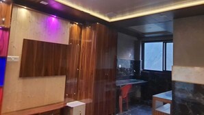 Una cocina moderna con armarios de madera, encimera de mármol y estufa empotrada.