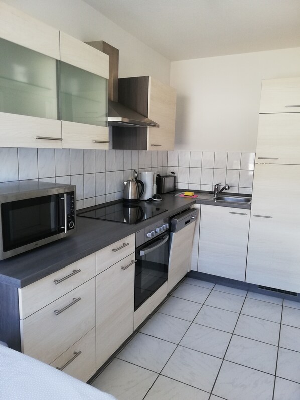 Kühlschrank, Mikrowelle, Ofen, Herdplatte