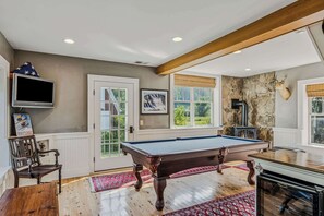 Game room - Walk to S6! Pool Table/Fireplace - Saskadena Lodge (Pomfret)