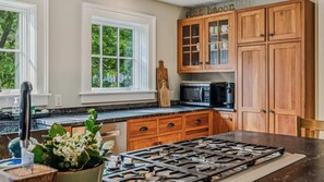 Fridge, microwave, oven, stovetop - Walk to S6! Pool Table/Fireplace - Saskadena Lodge (Pomfret)