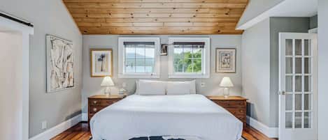 4 bedrooms, desk, iron/ironing board, WiFi