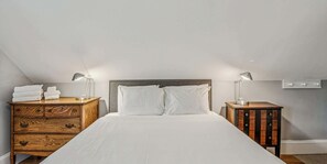 4 bedrooms, desk, iron/ironing board, WiFi - Walk to S6! Pool Table/Fireplace - Saskadena Lodge (Pomfret)