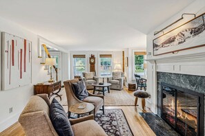 TV, fireplace, stereo, offices - Walk to S6! Pool Table/Fireplace - Saskadena Lodge (Pomfret)