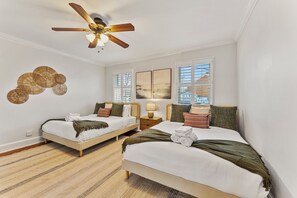 3 bedrooms, desk, iron/ironing board, travel cot - Historic Designer Gem off King St • Courtyard w Grill, Firepit • 2 Free Parking (Alexandria)