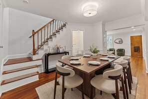 Dining - Historic Designer Gem off King St • Courtyard w Grill, Firepit • 2 Free Parking (Alexandria)