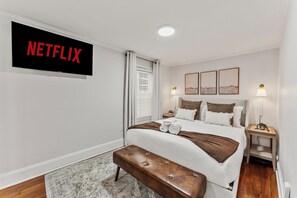 3 quartos, escrivaninha, ferros/tábuas de passar roupa, berço de viagem