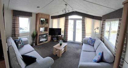 Blue Water Retreat Dawlish Warren Sleeps 4 - 10min walk from Beach, Pet Friendly