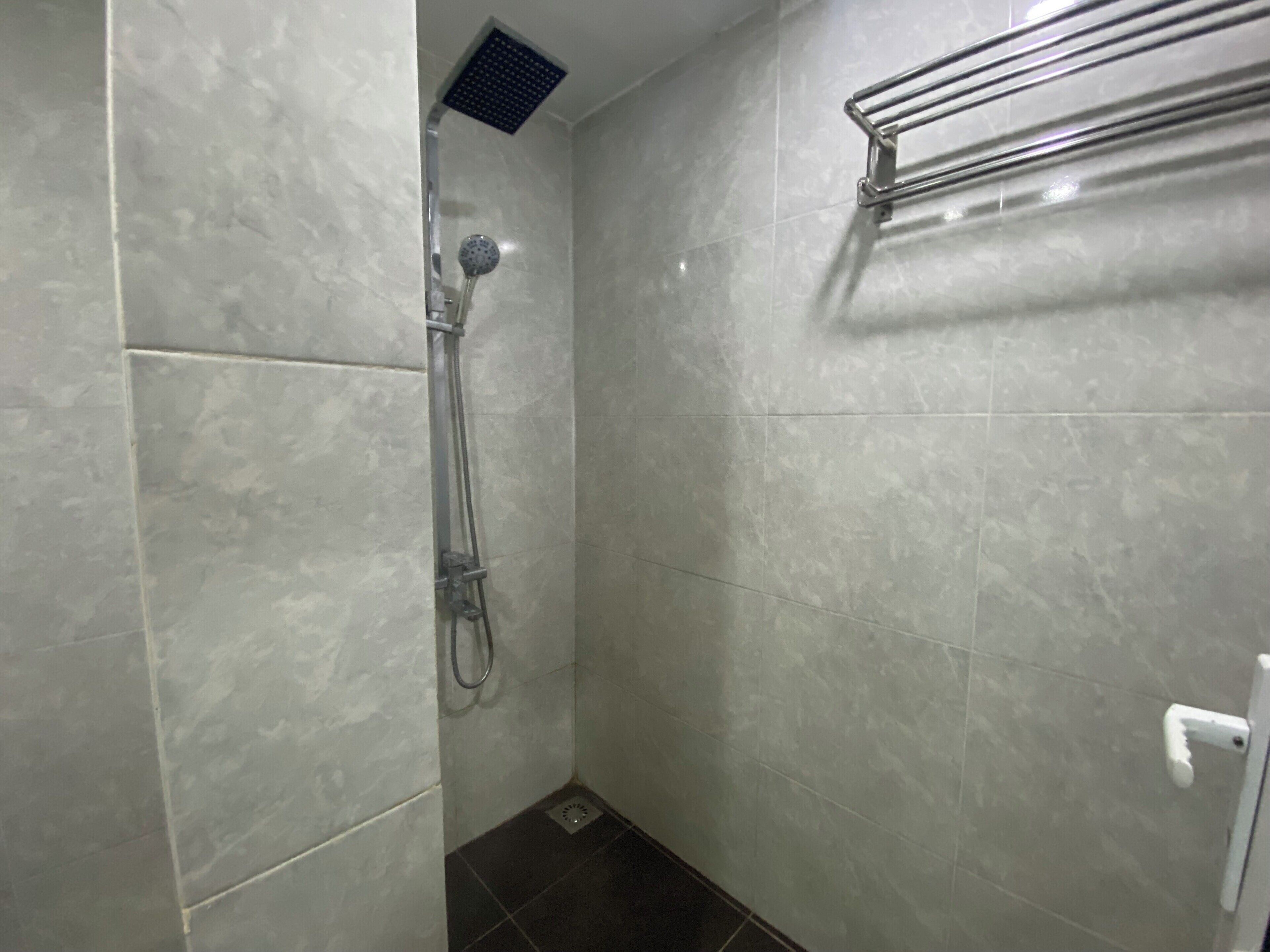 淋浴设施、拖鞋、毛巾、肥皂