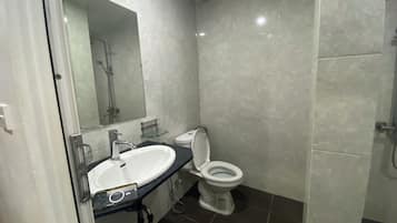 Ducha, pantuflas, toallas, jabón