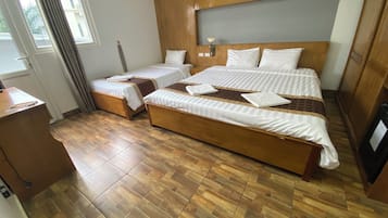 Habitación triple Confort | Caja fuerte, escritorio, espacio para trabajar con un portátil