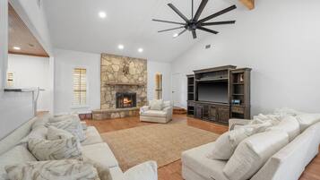 Smart TV, fireplace, DVD player, stereo