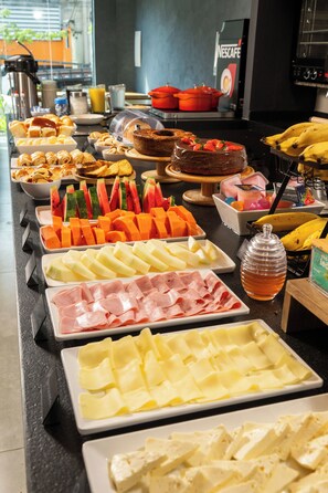 Free daily continental breakfast - Vektor Hotéis - Unidade Mariana (Mariana)