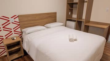 Dobbeltrom – comfort | Skrivebord for bærbar PC, wi-fi (inkludert) og sengetøy