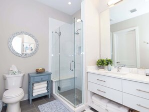 Een douche, een haardroger, handdoeken