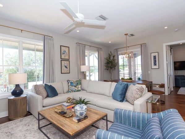 TV, offices - Belle on the Square by Apex Short Term Stays (Oxford)